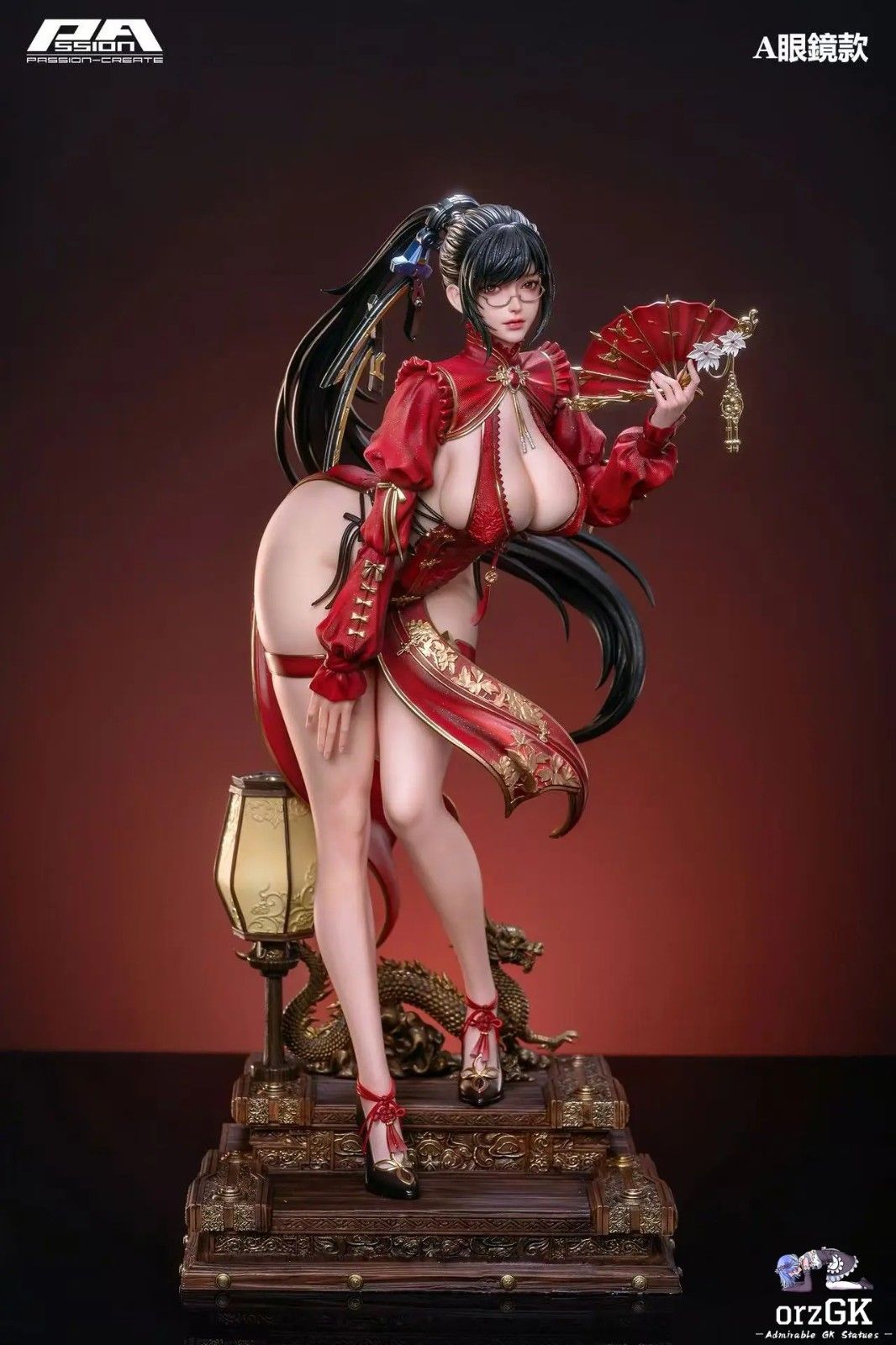 《剑星》女主惊艳雕像亮相 红袍加身曲线火辣