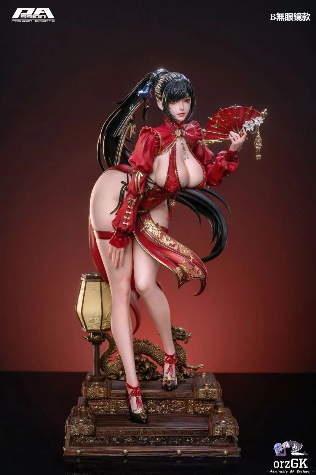 《剑星》女主惊艳雕像亮相 红袍加身曲线火辣