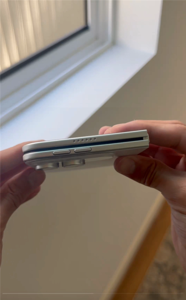 月发布!苹果首款折叠手机iPhone Ultra白色版机模亮相:折痕明显 9月发布!苹果首款折叠手机iPhone Ultra白色版机模亮相:折痕明显