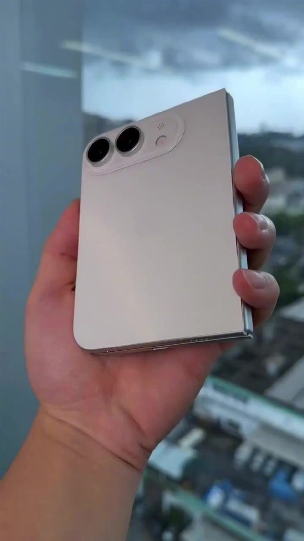 月发布!苹果首款折叠手机iPhone Ultra白色版机模亮相:折痕明显 9月发布!苹果首款折叠手机iPhone Ultra白色版机模亮相:折痕明显