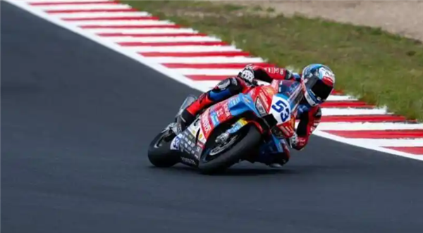 WSBK英国站正赛首回合：德比斯第8名完赛 64号车手首圈摔出赛道