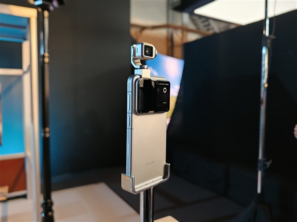 罗永浩评价荣耀Robot Phone:相信看到的人都会吃惊 罗永浩评价荣耀Robot Phone:相信看到的人都会吃惊
